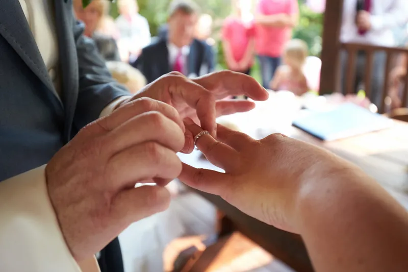 De ring wordt om de vinger geschoven