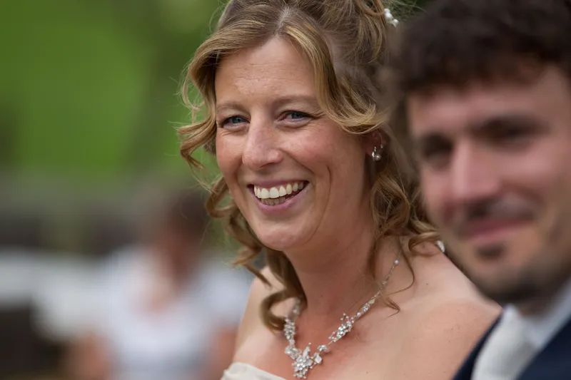 Patricia lacht tijdens de ceremonie in de tuin