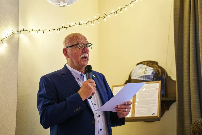 Opa leest voor tijdens de ceremonie