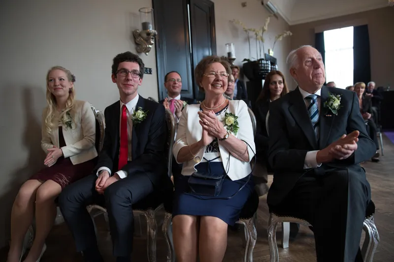 Familie lacht op de eerste rij