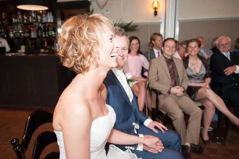 Desirée lacht tijdens de ceremonie