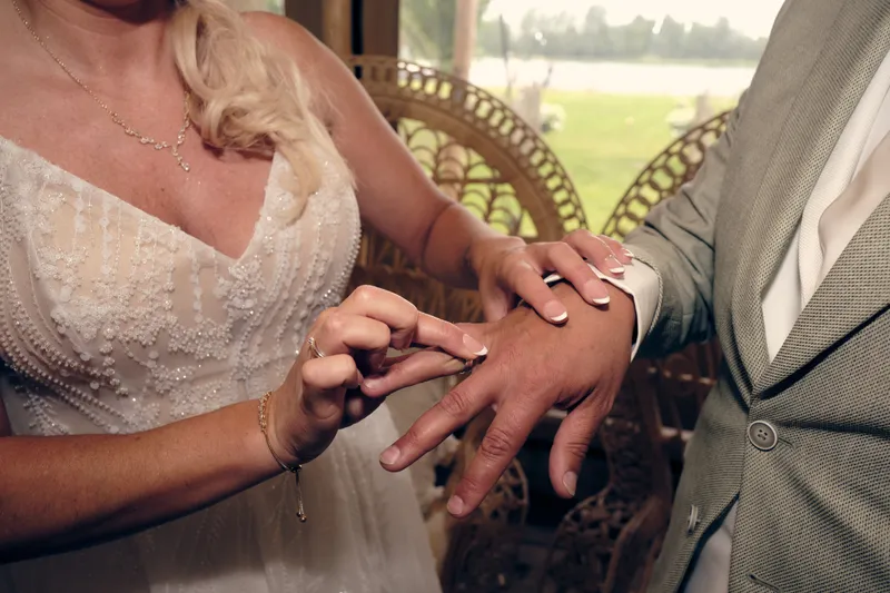 Tamara schuift de ring om de vinger van Marco