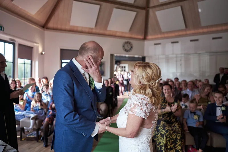 Cees veegt een traan weg tijdens de ceremonie
