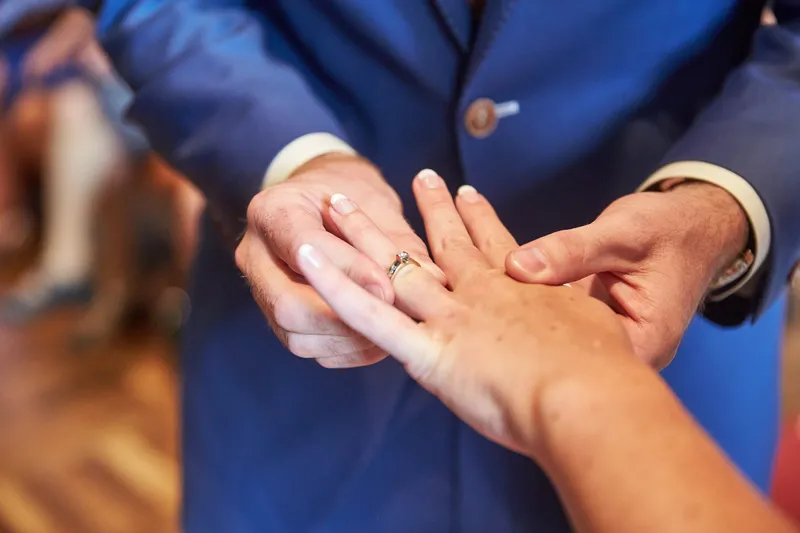 Herman schuift de ring om de vinger van Margherita