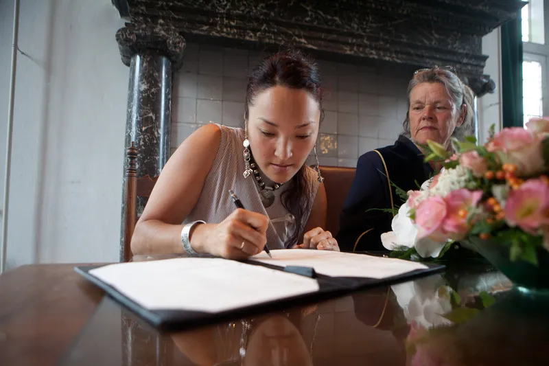 Roza zet haar handtekening