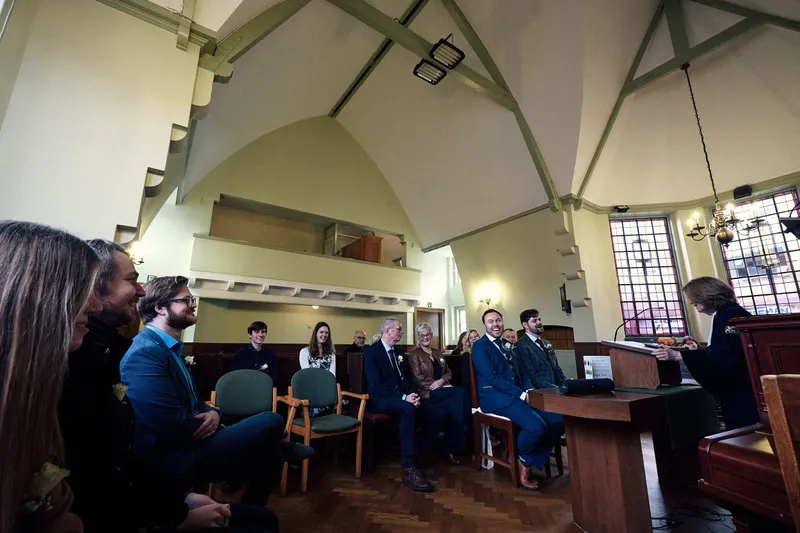 De kerkzaal met het paar voorin en de gasten op de stoelen