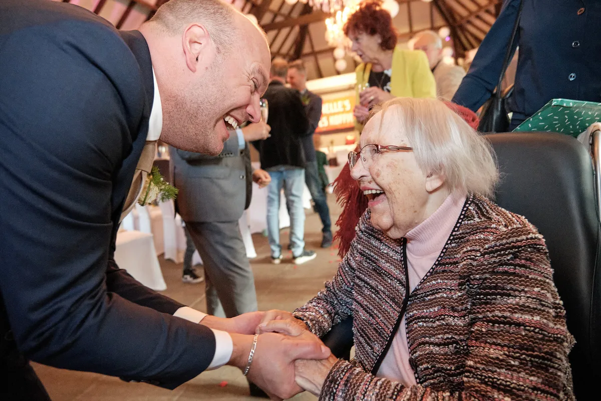 Een oudere vrouw lacht hardop