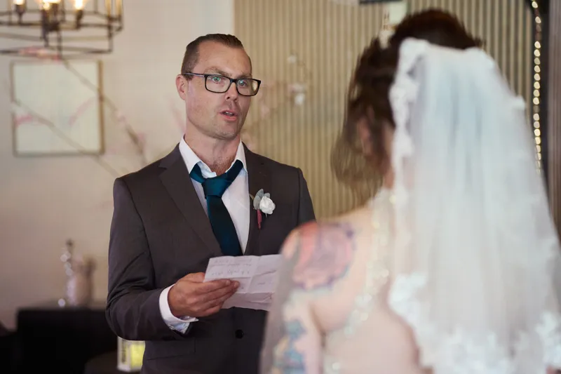 Pieter leest voor aan Karon