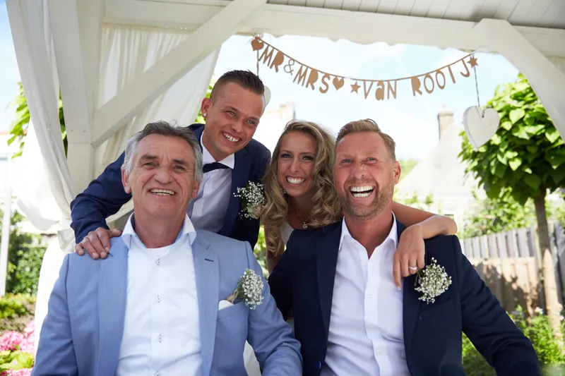 Bojaura en Jeffrey met hun getuigen onder een slinger