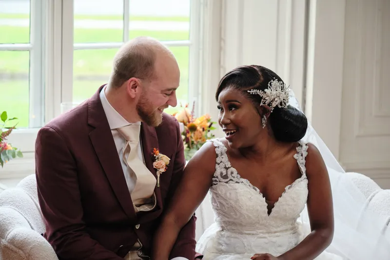 Natascha en Tim zitten samen op de bank voor de trouwambtenaar