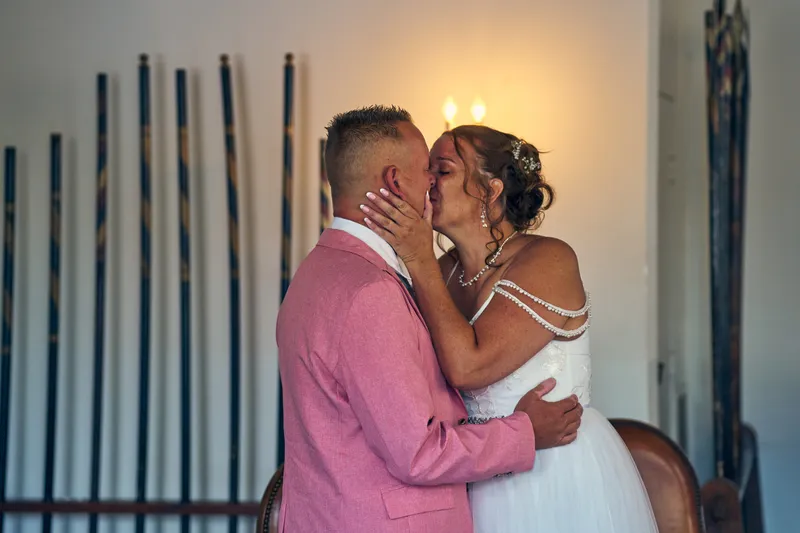 Diliana en Olav kussen elkaar voor de oude speren aan de muur