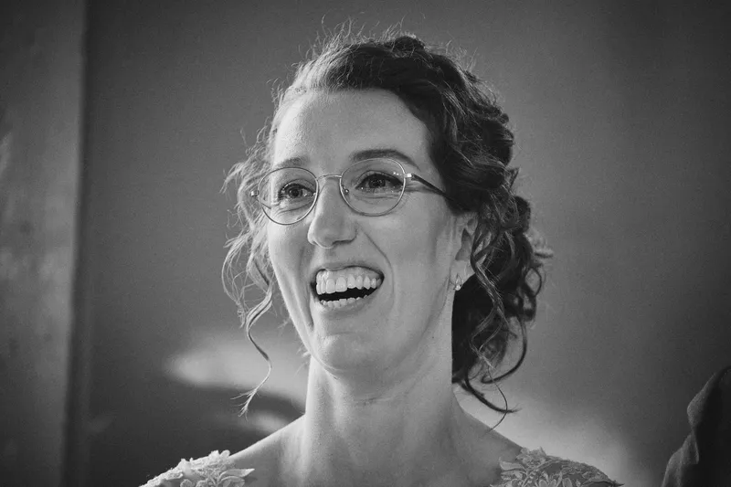 Ilse lacht tijdens de toespraak