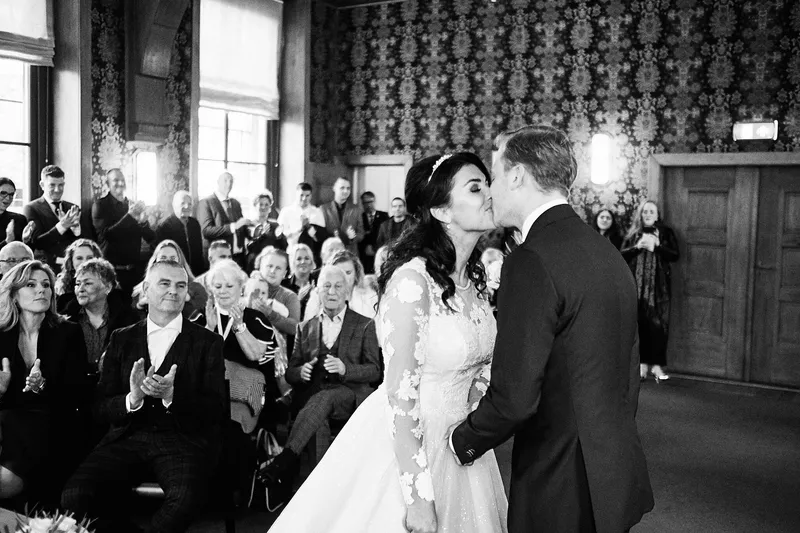 De kus in de trouwzaal