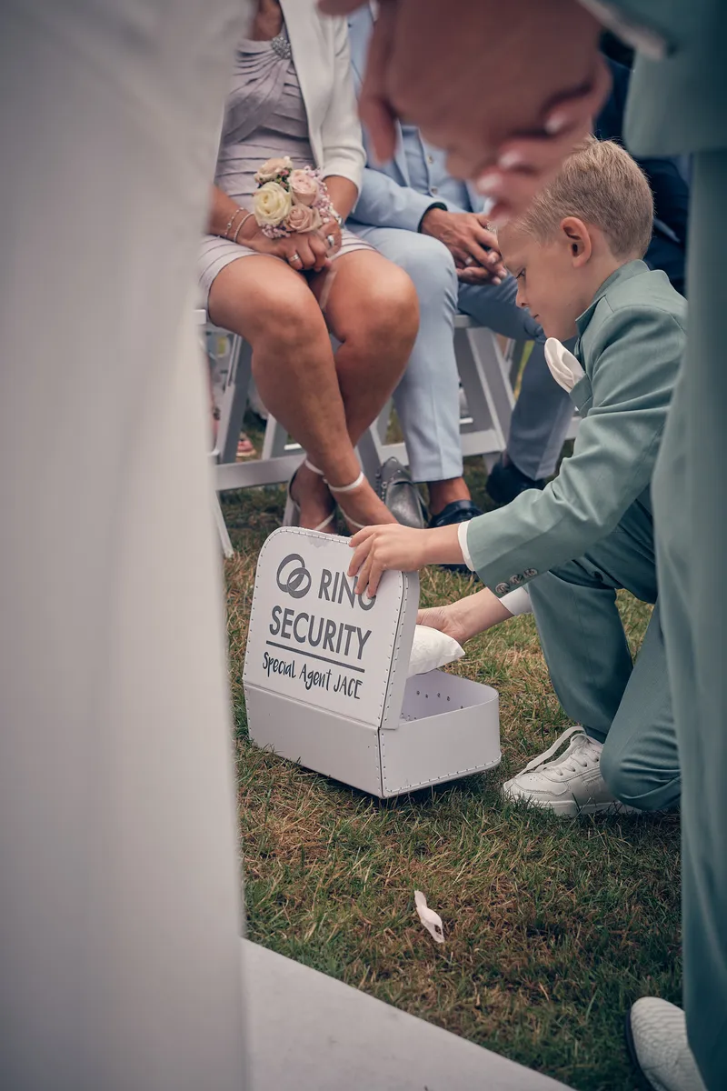 Hun zoon geeft de ringen uit een doosje met ‘Ring Security’ erop