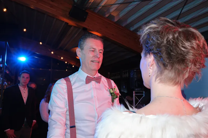 Bart kijkt Esther aan tijdens het jawoord