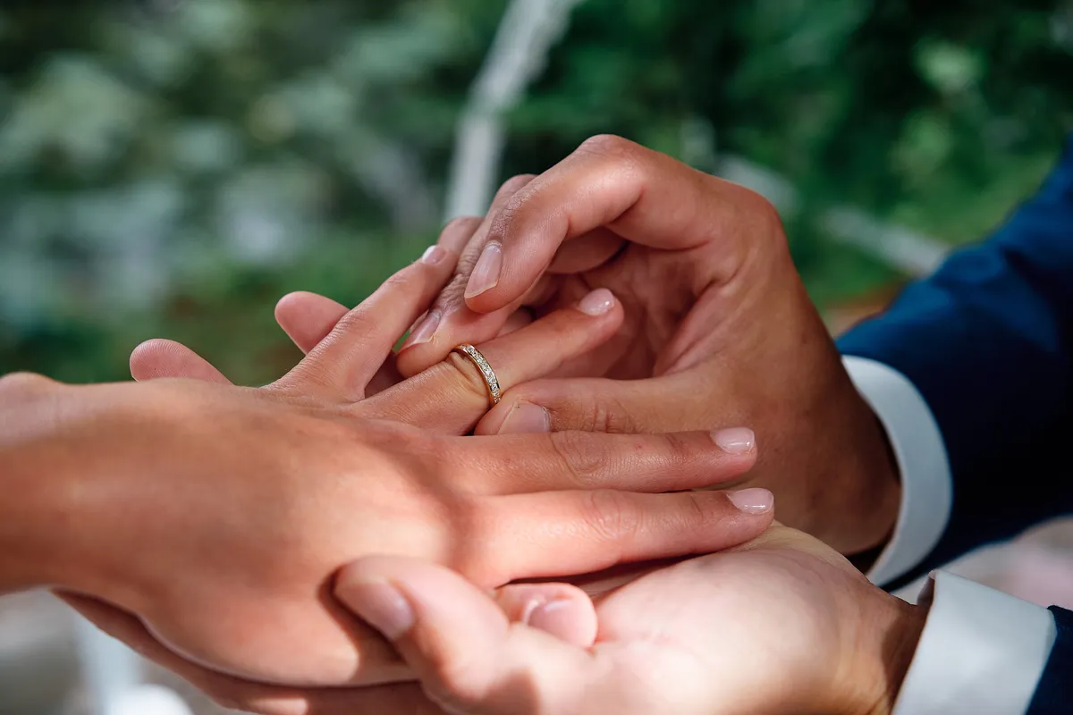Jeroen schuift de trouwring om de vinger van Tessa
