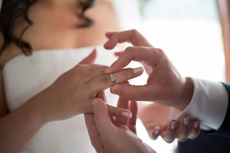 De ring wordt omgedaan