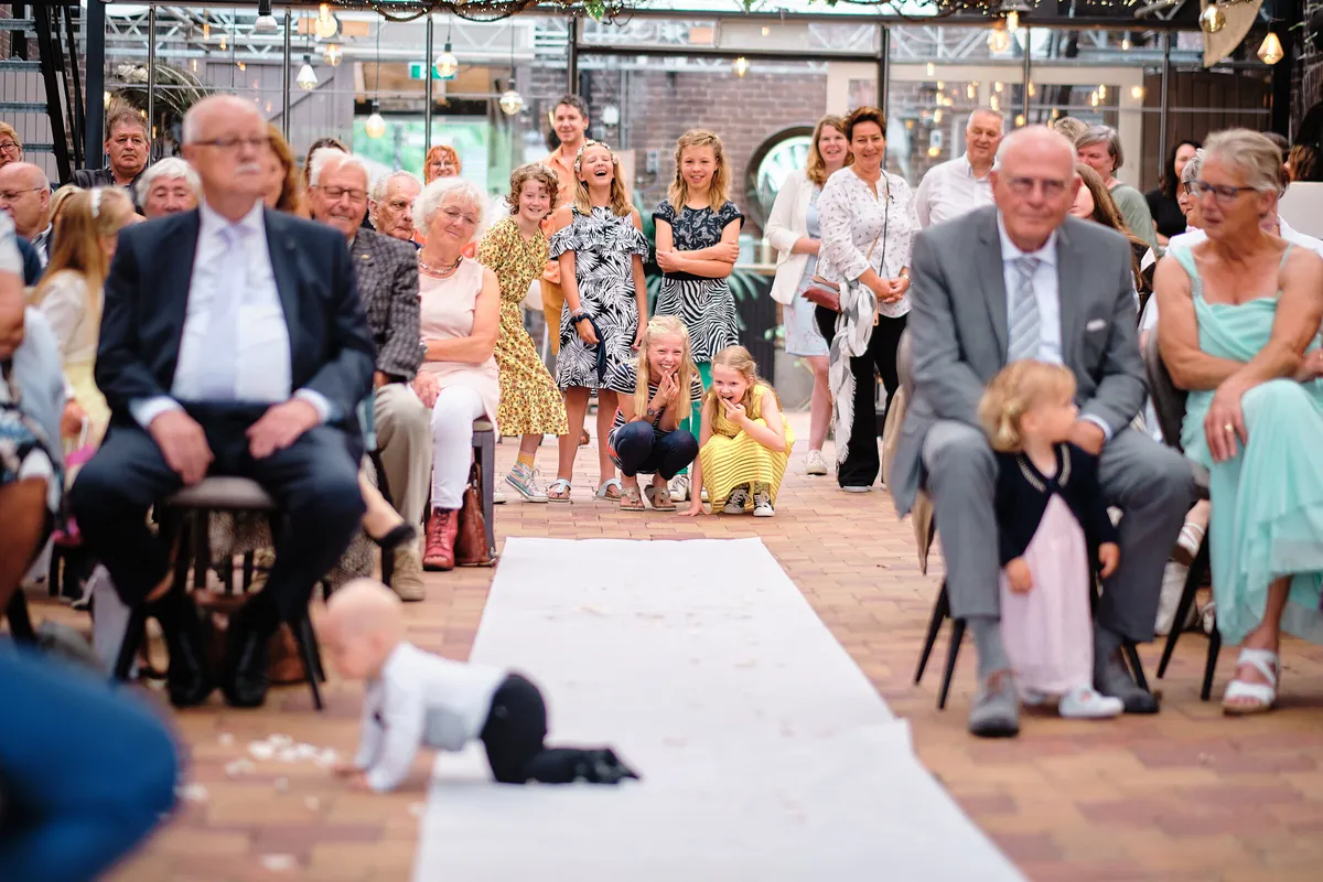 De gasten langs het witte pad, de kinderen op de grond