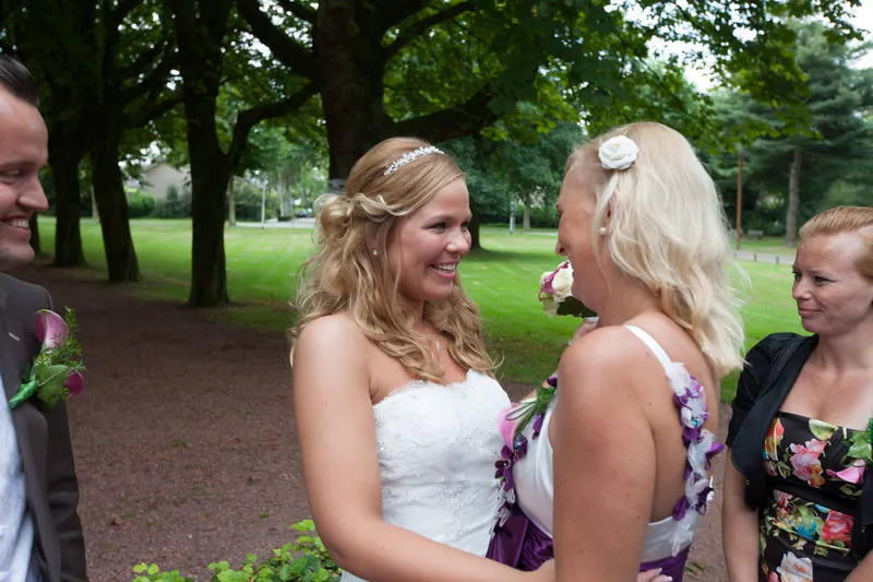 Esther met vriendinnen in de tuin van Boerderij Dennisse
