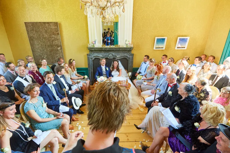 De gele zaal vol gasten in Gatsby-kleding