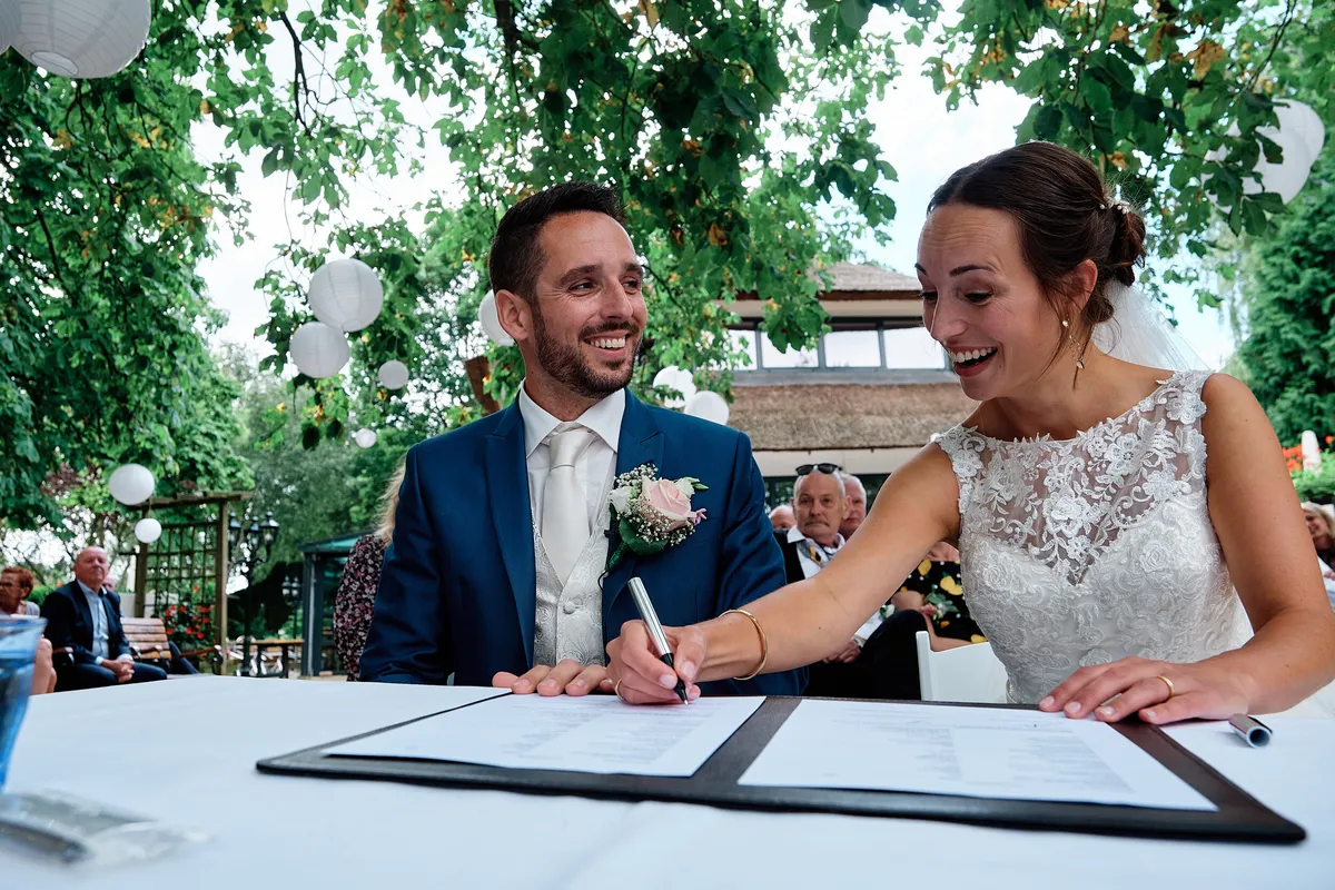 Tessa zet lachend haar handtekening