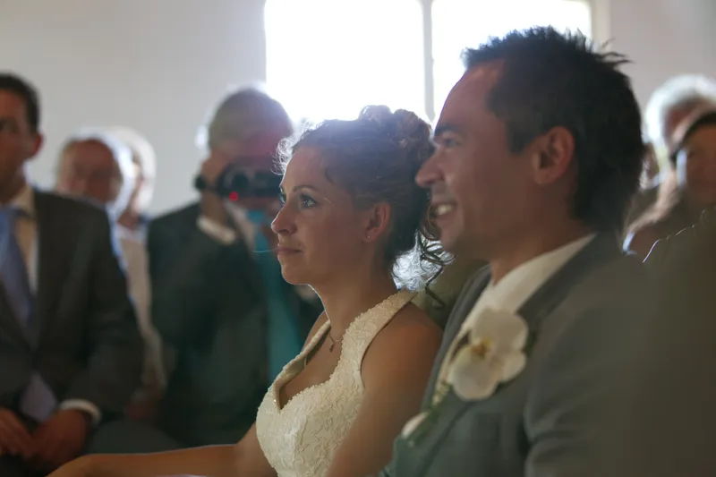 Dennis en Rebecca tussen de gasten