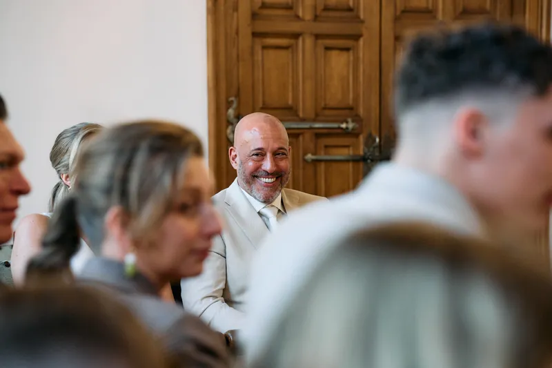 Brian lacht naar de gasten