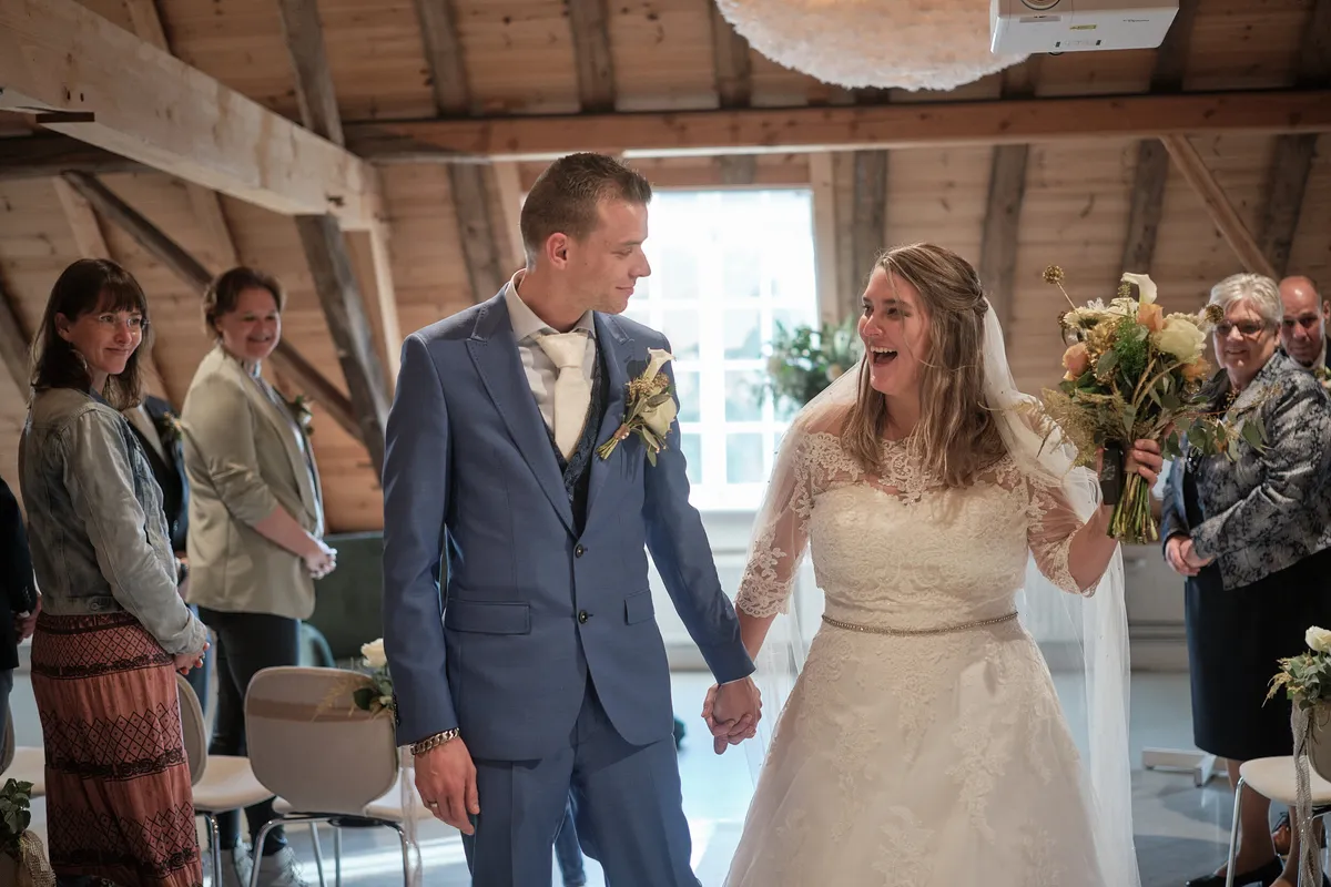 Gerrold en Wendy lopen als getrouwd stel tussen de gasten door