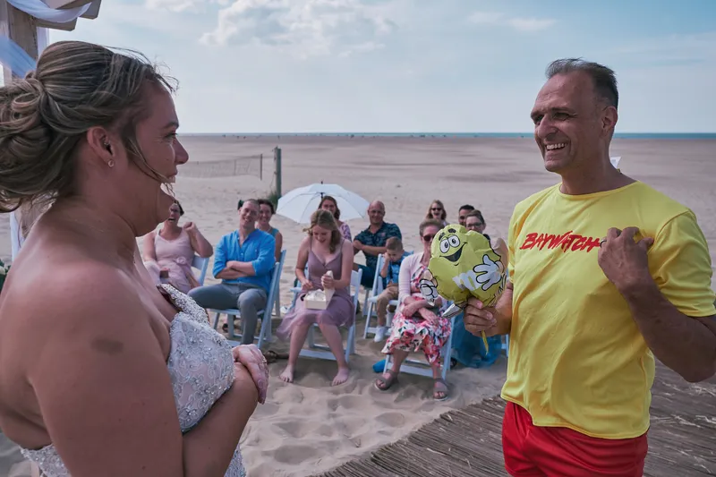 Een vriend van Jorg in een geel Baywatch-shirt bij de ceremonie