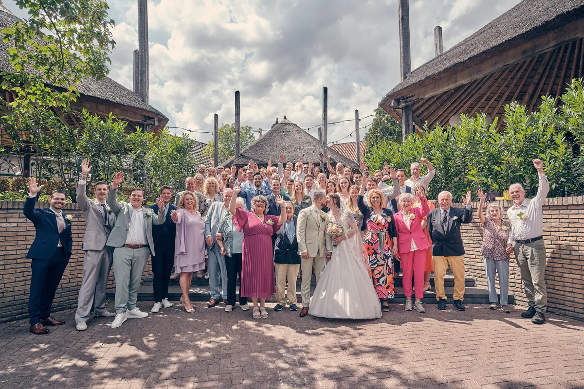 Groepsfoto voor ’t Wapen van Zoetermeer, alle gasten steken hun armen omhoog