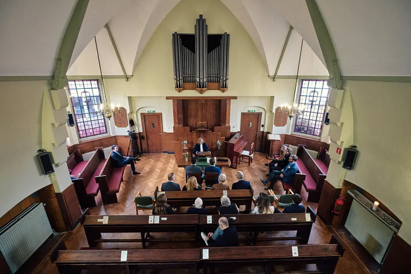 De kerkzaal van bovenaf, met het orgel en de banken