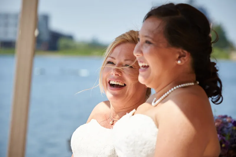 Prunella en Cora lachen samen aan het water bij Villa Westend