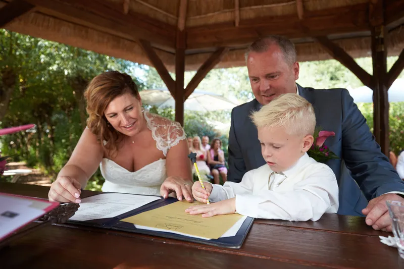 Jessica en Eric tekenen, hun zoontje kijkt mee