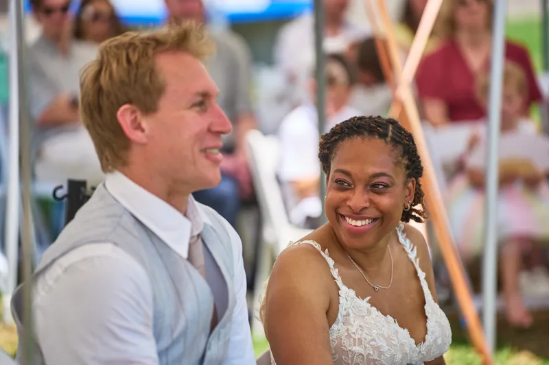 Sander en Felicia lachen naar elkaar tijdens de ceremonie