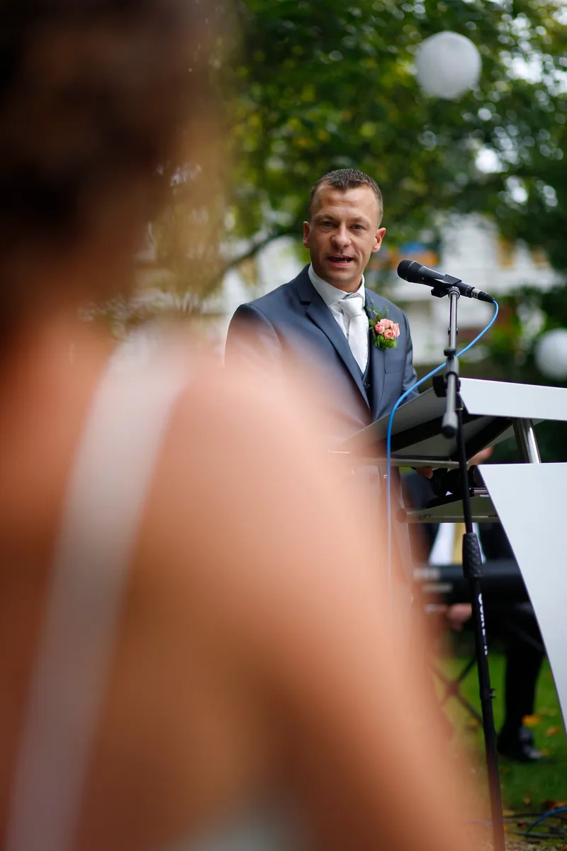 Nick spreekt Aniek toe met de microfoon