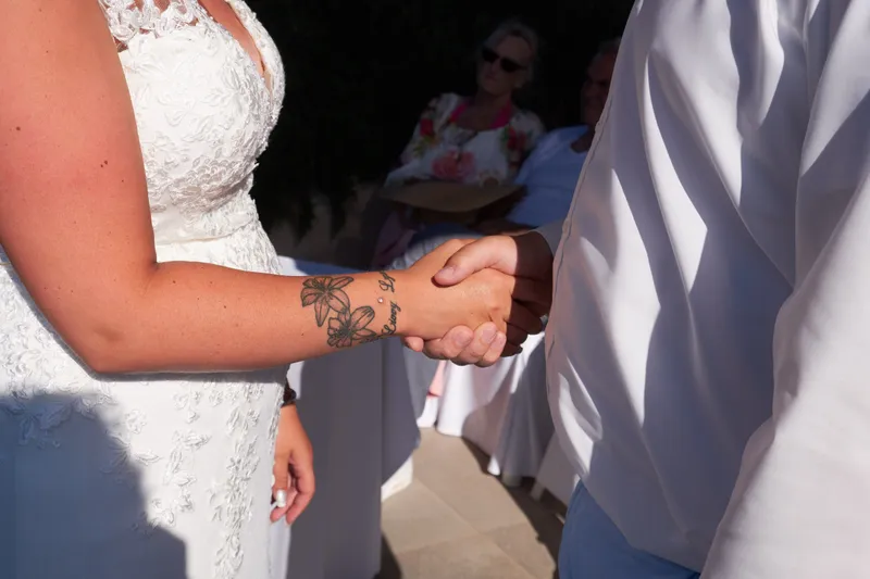 Wesley en Stephanie houden elkaars hand vast