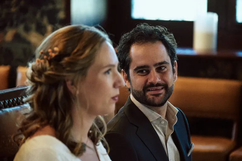 Anouk en Raphaël luisteren naar de trouwambtenaar