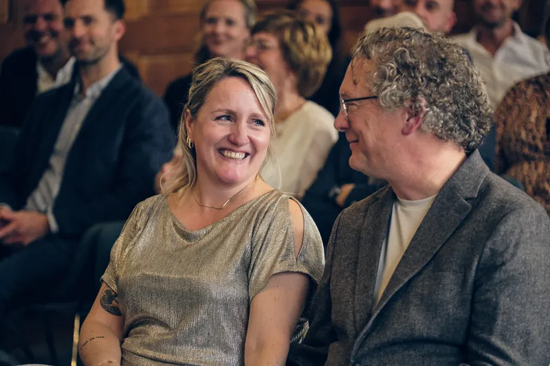 Jiska en Gerrit lachen tijdens de toespraak