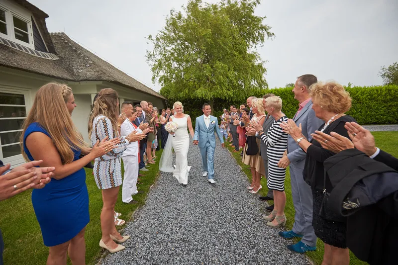 De gasten staan langs het pad voor Het Witte Huis