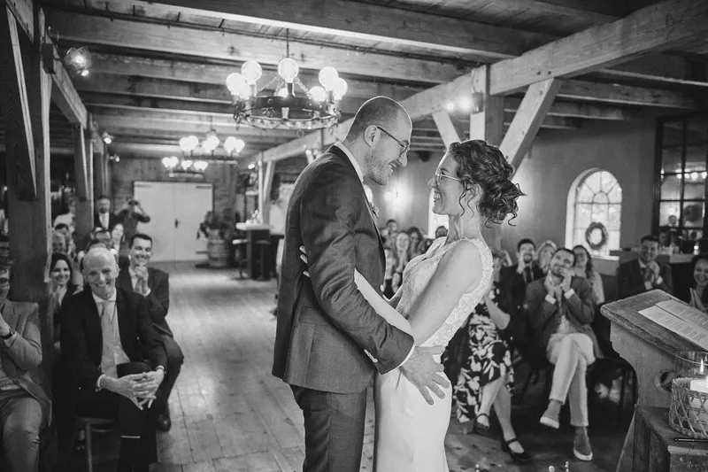 Ilse en Robbert in de schuur vol gasten