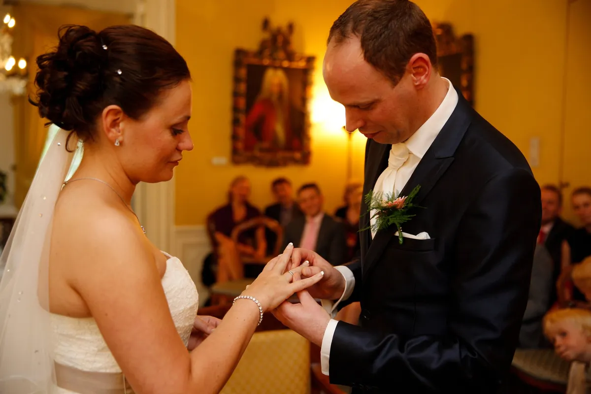 Wessel schuift de ring om de vinger van Tessa