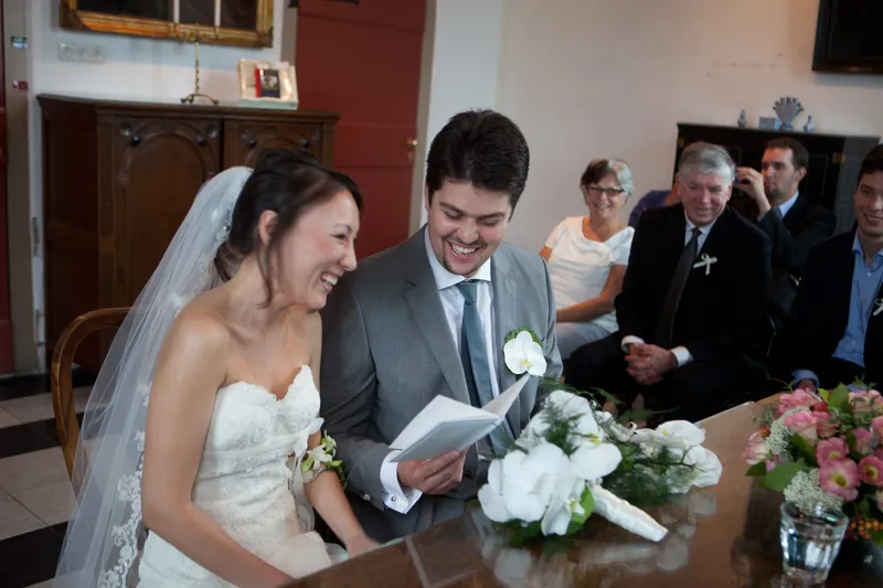Ivan en Roza lachen aan de tafel