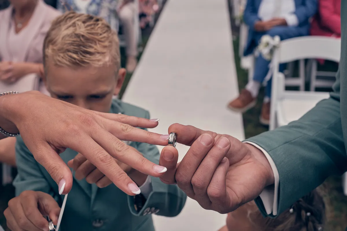 De ringen worden omgedaan, hun zoon kijkt van dichtbij mee