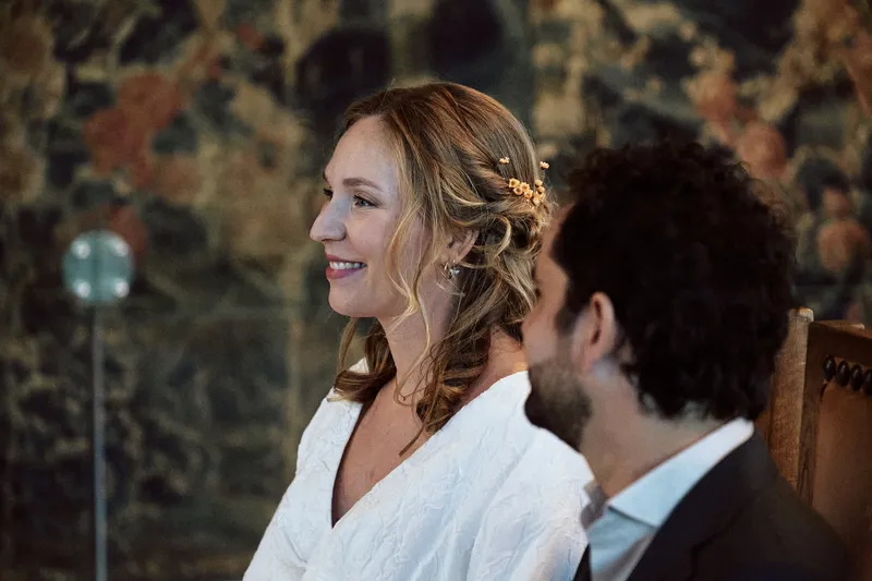 Anouk kijkt Raphaël aan voor de wandtapijten