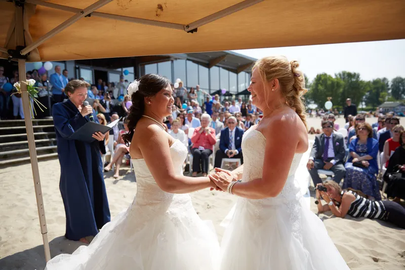 De ringen bij de trouwambtenaar