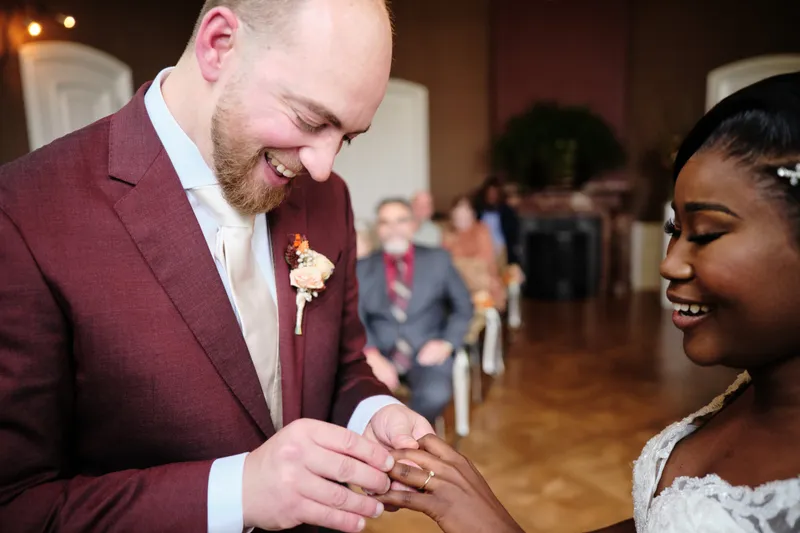 Tim schuift de ring om de vinger van Natascha