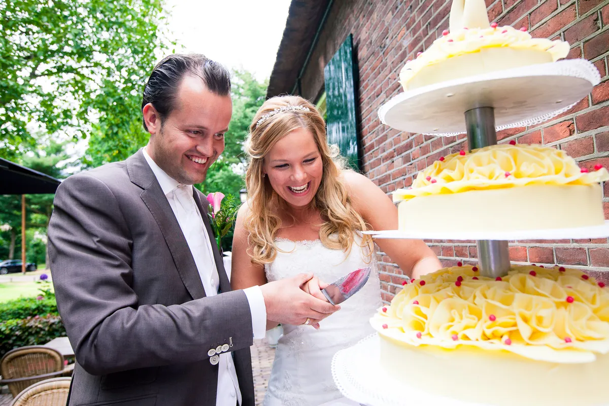 Esther en Jan-Willem snijden de bruidstaart aan