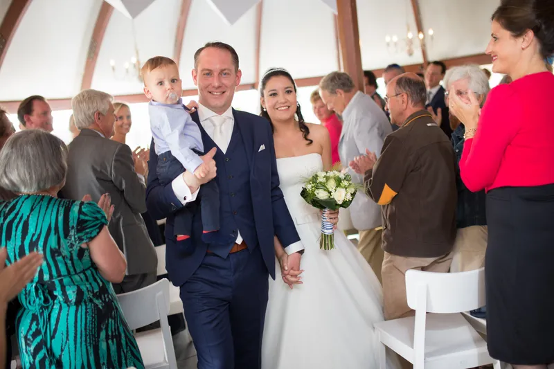 Hans en Anne-Floor lopen tussen de gasten naar buiten