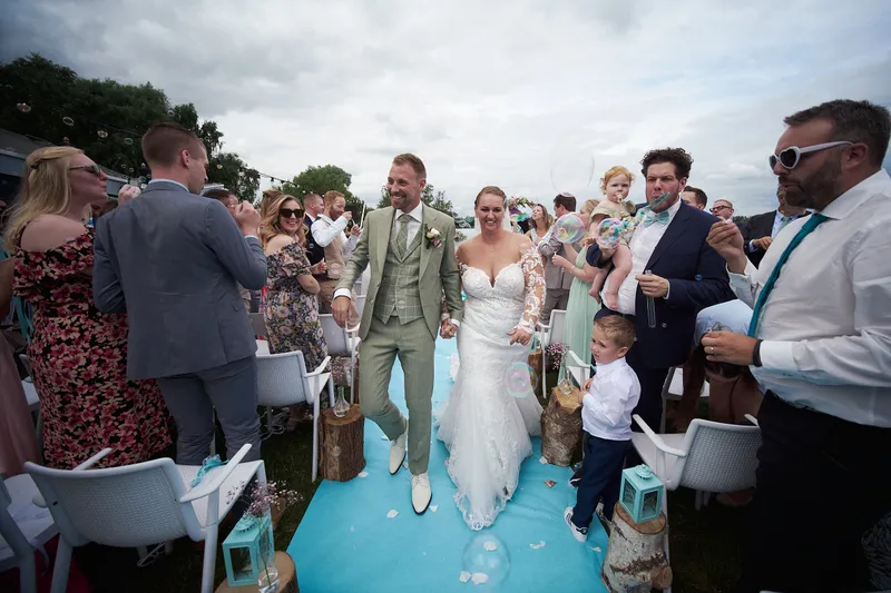 Liëla en Jeffrey lopen terug over het blauwe pad
