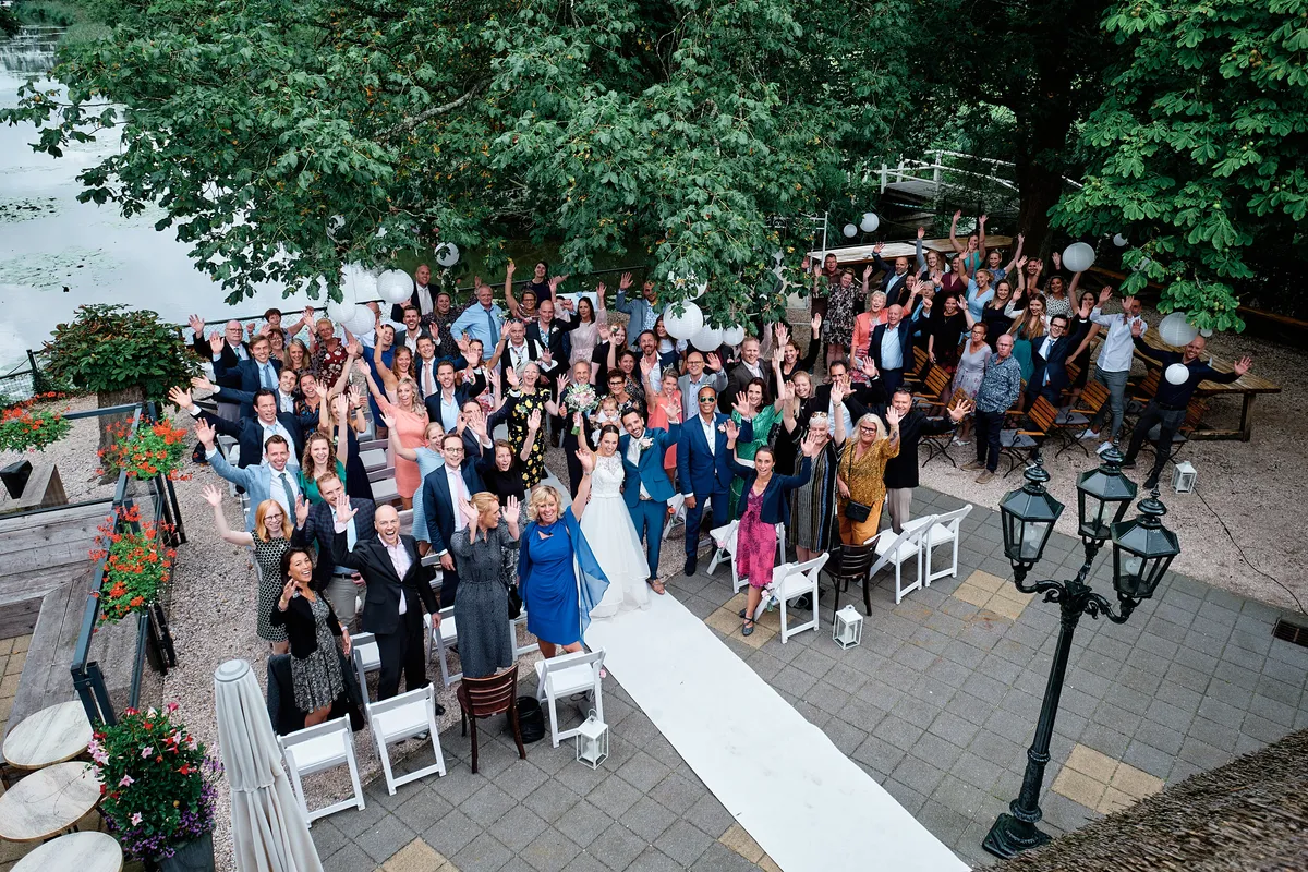 De ceremonie in de tuin van Het Rieten Dak van bovenaf, met alle gasten